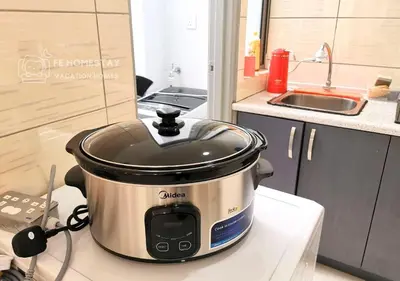 a slow cooker sitting on a counter in a kitchen at FE Cozy Cameron Homestay Family 8 pax 3BR Palas Horizon Brinchang \u91d1\u9a6c\u4f26\u6c11\u5bbf 8\u4eba3\u623f in Brinchang