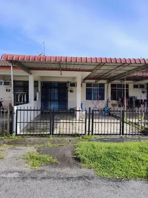 a white house with a fence in front of it at Homestay siti in Padang Serai