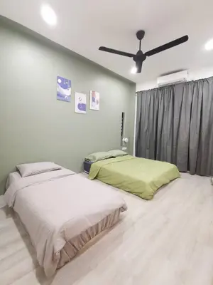 a bedroom with two beds and a ceiling fan at Wellson Home Ipoh 6 (15px+)\u6e29\u99a8\u8212\u9002\u5976\u6cb9\u98ce\u6c11\u5bbf15\u4eba in Ipoh