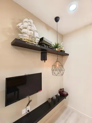 a living room with a flat screen tv on a wall at Wellson Home Ipoh 6 (15px+)\u6e29\u99a8\u8212\u9002\u5976\u6cb9\u98ce\u6c11\u5bbf15\u4eba in Ipoh