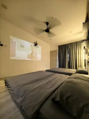 a bedroom with a bed and a ceiling fan at Wellson Home Ipoh 6 (15px+)\u6e29\u99a8\u8212\u9002\u5976\u6cb9\u98ce\u6c11\u5bbf15\u4eba in Ipoh