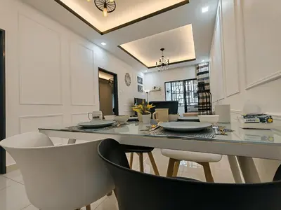 a kitchen and dining room with a table and chairs at WHITE ON HOMESTAY CAMERON BY ICOLOR in Tanah Rata
