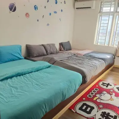 two beds sitting next to each other in a room at Happy Gather Homestay \u6b22\u805a\u9601 in Ipoh