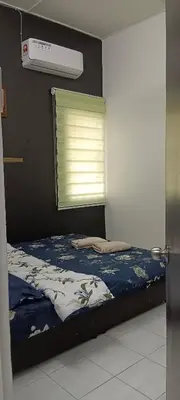 a bed in a room with a window and a bed sidx sidx sidx at Inap Mudah in Seri Iskandar