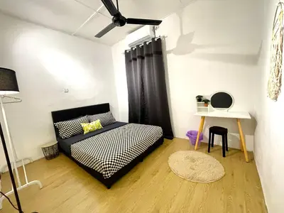 a room with a bed and a desk in a room at Cozy64#6pax#Netflix#NearAeonAlma#BM#5kmtoIconicPoint in Bukit Mertajam