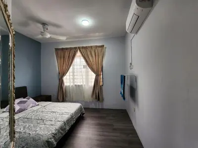 a bedroom with a bed and a window at Thetamu Homestay مسلم Pesona in Jalan Baharu