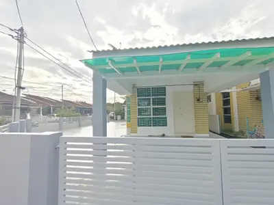 a white fence in front of a house with a pergola at HOMESTAY BERTAM SAFAR in Kepala Batas