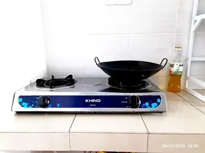 a frying pan sitting on top of a stove at Homestay Nafisah in Tapah Road
