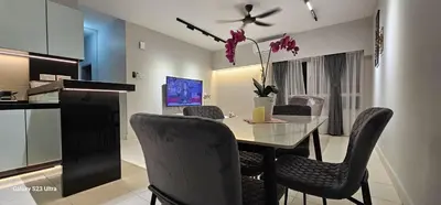 a kitchen and dining room with a table and chairs at IPOH Town R&E Homestay in Ipoh