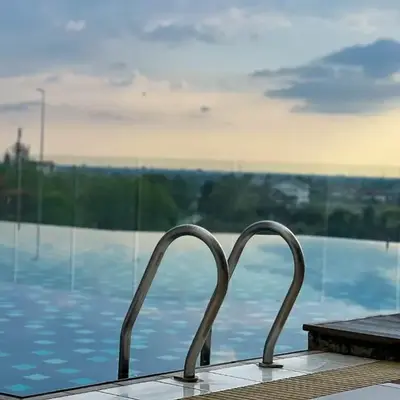 Comfy 2BR Condo with Swimming Pool & Free WiFi Netflix near Lake Garden Zoo