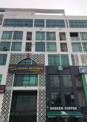 a large building with a hotel minivan sign on it at RJ Studio 1 - Kompleks Mutiara in Gua Musang