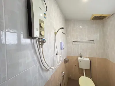 a bathroom with a shower and a toilet in it at Comfortable Homestay Ipoh 6R6B 9pax SY30 in Ipoh