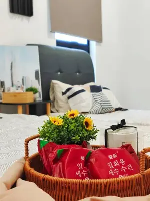 a basket with flowers in it on a bed at 15-19Pax SemiD Near Highwy W/Pool Table&Karaoke in Ipoh