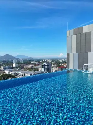 a large swimming pool on top of a building at Cozy Homestay \u6e29\u99a8\u6c11\u5bbf @The Horizon Ipoh\u516c\u5bd3\u65e0\u8fb9\u6cf3\u6c60 (6-10\u4eba\uff09 in Ipoh