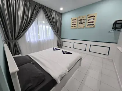 a bedroom with a bed and a window at D'Gaya Homestay Quintet Cameron Highlands in Tanah Rata