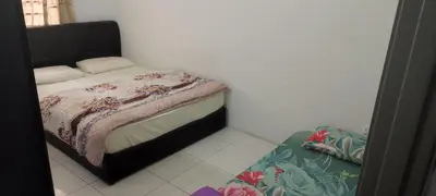 a small bedroom with a bed and a floor at MAIDEEN HOMESTAY CAMERON HIGHLANDS in Brinchang