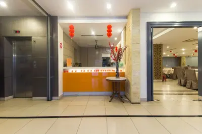 a lobby with a vase of flowers on a table at Hotel O Bei King in Sitiawan