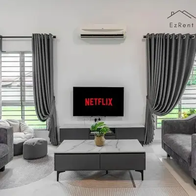 Black & White 4BR Semi-D Home for 10 Guests with Pool Table Games & Free Netflix WiFi