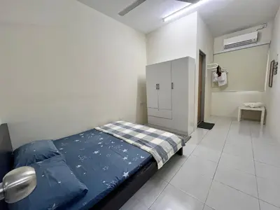 a bedroom with a blue bed in a room at Mama Zan Homestay in Seri Iskandar