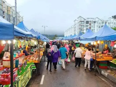 a group of people walking through an outdoor market at Hillside cottage tulip room with loteng in Tanah Rata