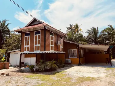 a house with a gambrel roof at Inap Desa R'Sawit Pintu A in Sekincan