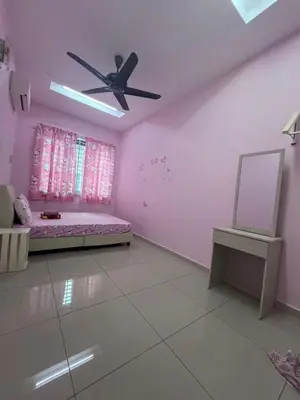 a pink room with a bed and a ceiling fan at \u73ed\u53f0\u6c11\u5bbf 185 in Pantai Remis