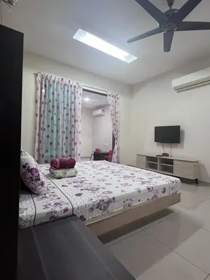 a bedroom with a large bed and a television at \u73ed\u53f0\u6c11\u5bbf 185 in Pantai Remis