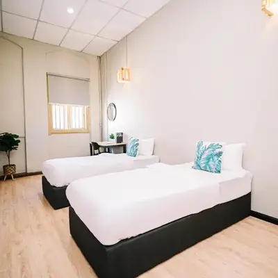 Swing & Pillows - 87 Chulia St