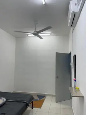 a white room with a ceiling fan and a bed at Amad Homestay in Kuala Lipis