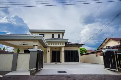 a white house with a gate in front of it at Ipoh Modern Luxury House 4B3B 14 pax in Kampong Baharu Ampang