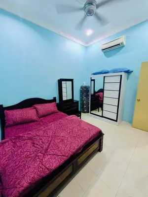 a bedroom with a purple bed and a mirror at Seri Changkat Homestay in Kampong Changkat Raja