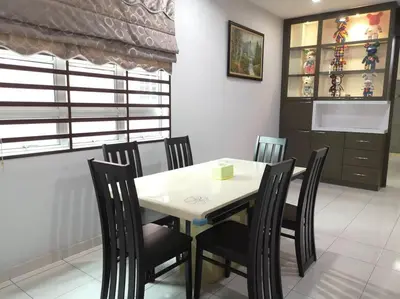 a dining room with a white table and black chairs at \u4f18\u96c5\u805a\u6c11\u5bbfHome Stay in Kampong Kuala Punti