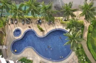 an overhead view of a swimming pool with palm trees at Sri sayang pearl view in Batu Ferringhi