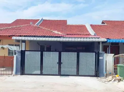 a house with a gate and red roof at raub homesty in Kampong Sempalit Hilir