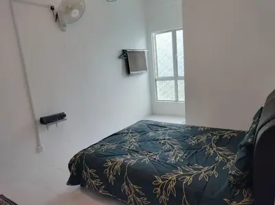 a bedroom with a bed and a window at Ammara Homestay Emerald Avenue Cameron Highlands in Brinchang