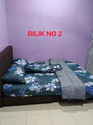a bed in a room with a sign that reads blitz no at Homestay Lyn Impian in Tanjung Rambutan
