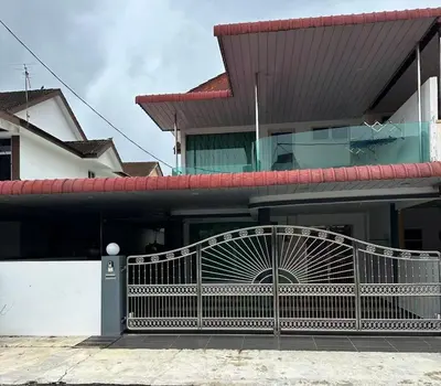 a house with a gate in front of it at \u5bb6\u5bb6\u6c11\u5bbf in Nibung Tebal