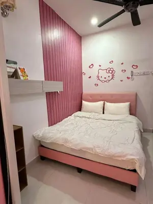 a bed in a room with a pink wall at \u5bb6\u5bb6\u6c11\u5bbf in Nibung Tebal