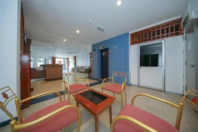 a group of chairs and a table in a room at Capital O 89876 Safari Hotel in Pasir Bogak