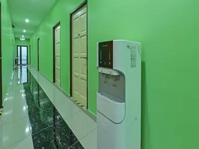 a locker room with green walls and a machine at OYO 90722 D'puncak Hotel Cameron Highlands in Cameron Highlands