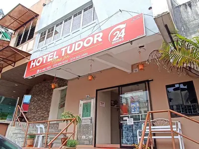 a hotel tubulator sign on the front of a building at The Hotel Tudor Inn in Brinchang