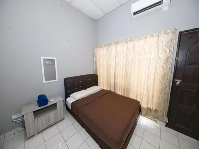 a small bedroom with a bed and a window at Hotel O Iman Roomstay Gua Musang in Kampong Keriting