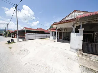 an empty parking lot in front of a building at Hotel O Iman Roomstay Gua Musang in Kampong Keriting