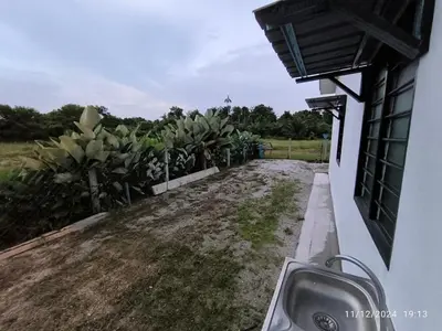 a view of a yard with a sink and some plants at a&h homestay in Teluk Intan