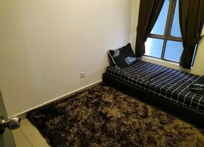 a bed in a room with a window and a rug at 4H Guesthouse Cameron Highland in Brinchang