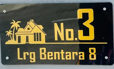 a sign that says no lng benaria and a house at Airis Homestay Bertam Perdana in Kepala Batas
