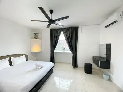 a bedroom with a bed and a ceiling fan at Cozy living 2 Storey Haus 4Room10Pax-Near Icon City in Bukit Mertajam
