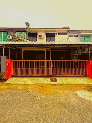 a building with a fence in front of it at D' Gerik Homestay Taman Sinaran in Gerik