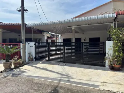a house with a gate and a fence at Cozy Stay ALMA NearAEON\u5927\u5c71\u811a\u6e29\u99a8\u6c11\u5bbf in Bukit Mertajam