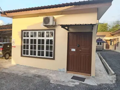 a small house with a door and a window at Santai Salai Homestay and Cafe in Kepala Batas